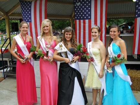 Miss Hazelwood Nikki Napolitano. (center) attends Hazelwood West High School 